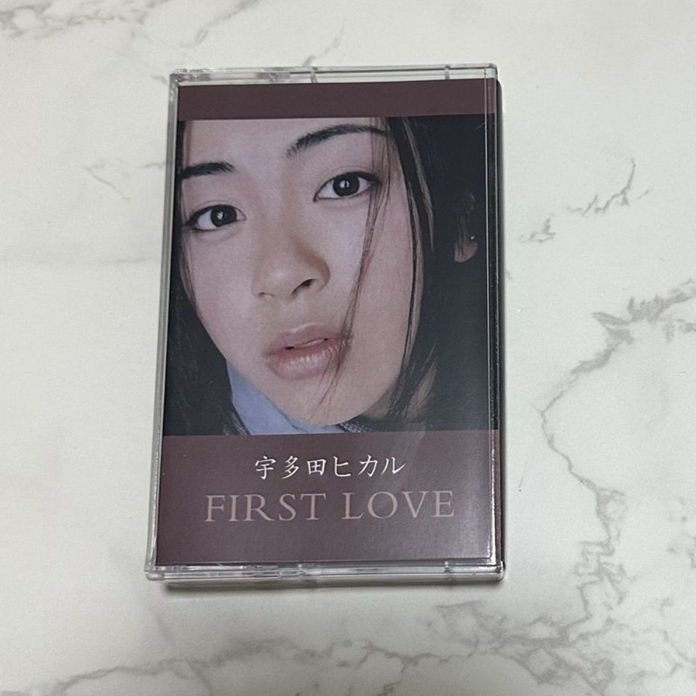 Drone Camera Stabilized - เทปคาสเซ็ตใหม่เอี่ยม ซีลปิดอย่างดี เพลงป๊อปคลาสสิกญี่ปุ่นเหนือกาลเวลา บอลลาดที่สะใจ ร้องเพลงไพเราะ ทำนองที่น่าจดจำ